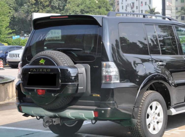 MITSUBISHI PAJERO 2006-2014 SPOILER POSTERIORE SUL TETTO CON TERZO STOP LED